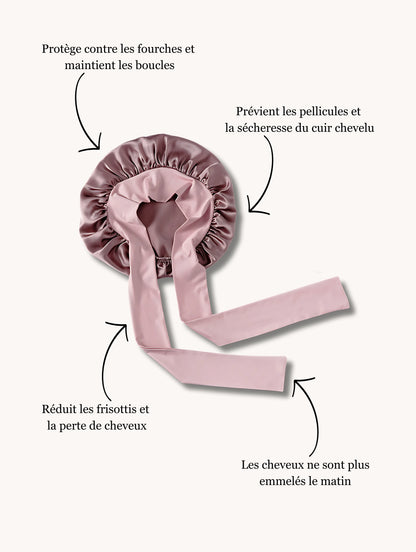 Bonnet en soie doré présenté sur un mannequin avec des annotations mettant en avant ses bienfaits contre les frisottis et la sécheresse capillaire.